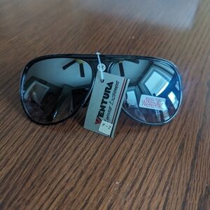 Vintage 80s deadstock Ventura New sunglasses Black frame brown lens Women